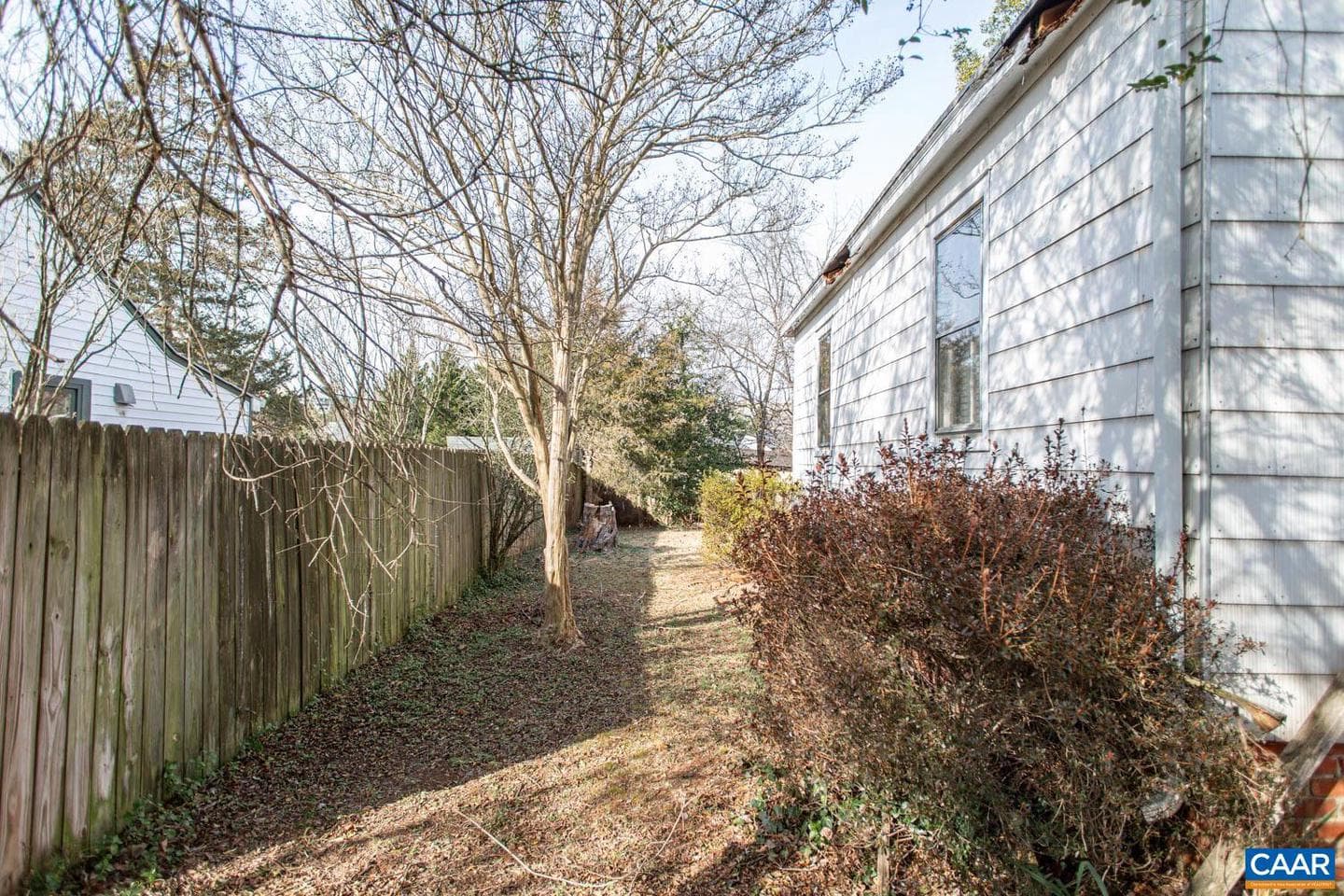 611 Rives St photo 17