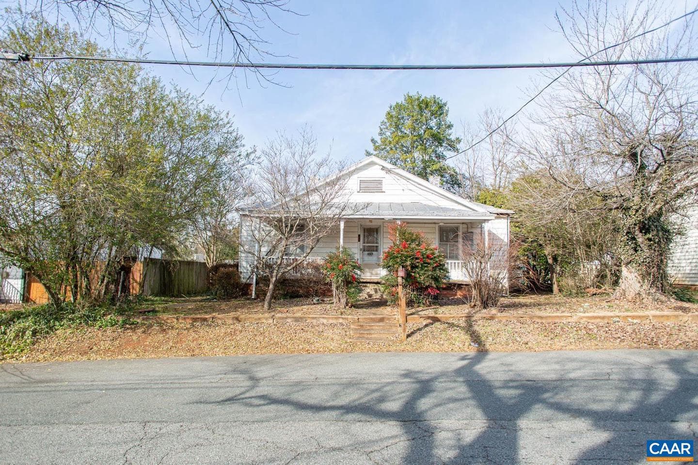 611 Rives St photo 2
