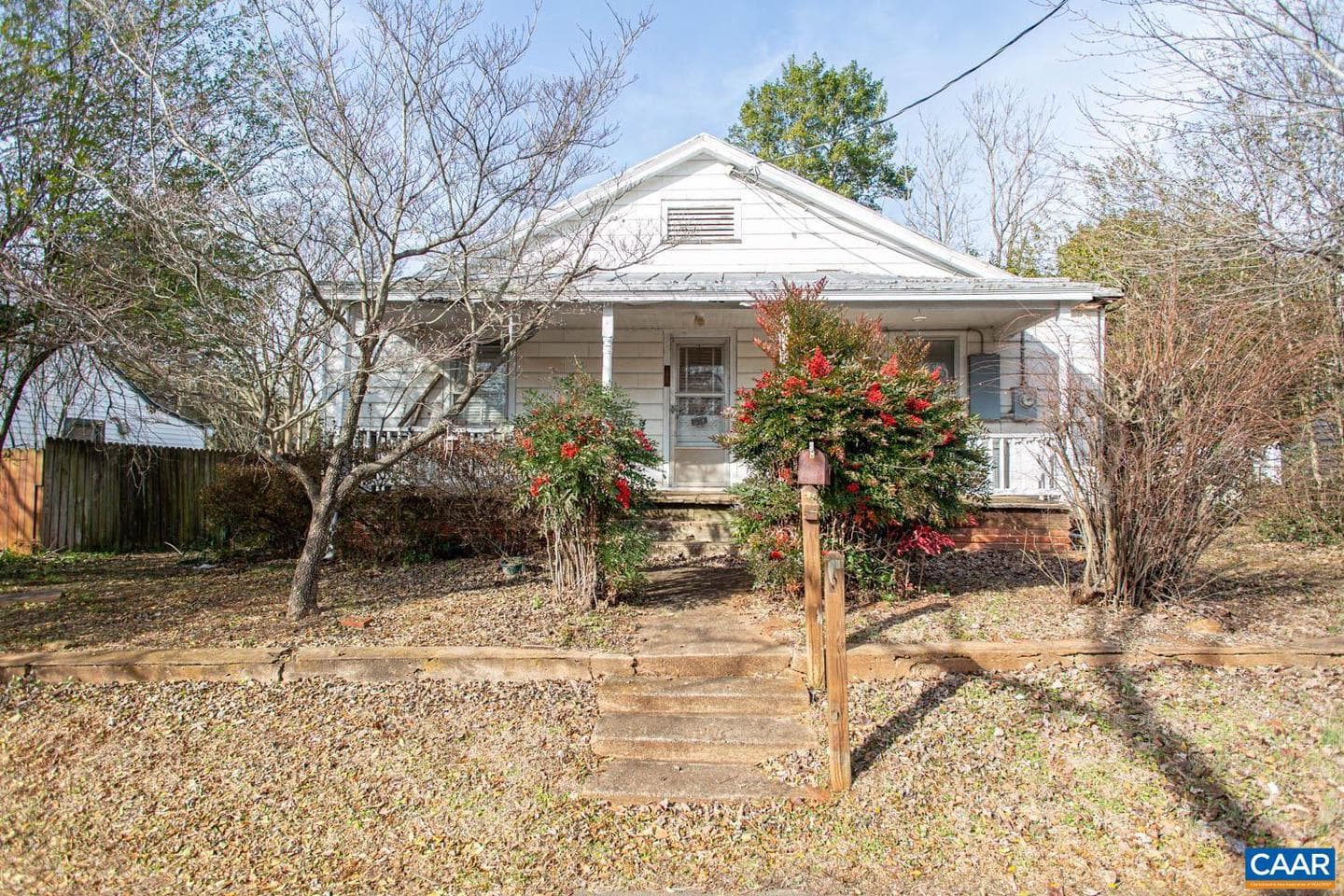 611 Rives St photo 3