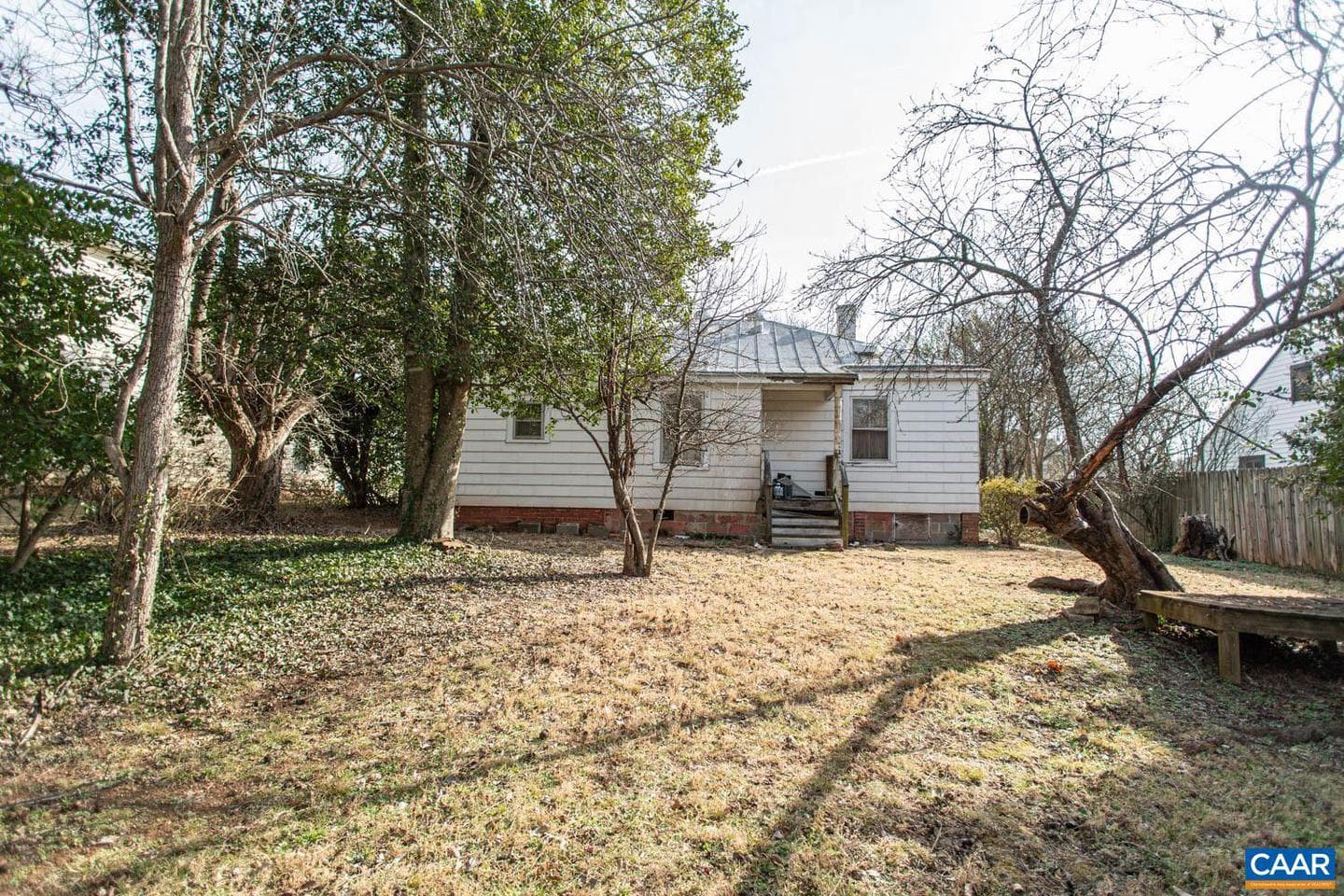 611 Rives St photo 6
