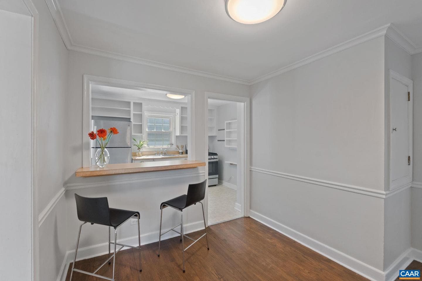 1007 Montrose Ave photo 8