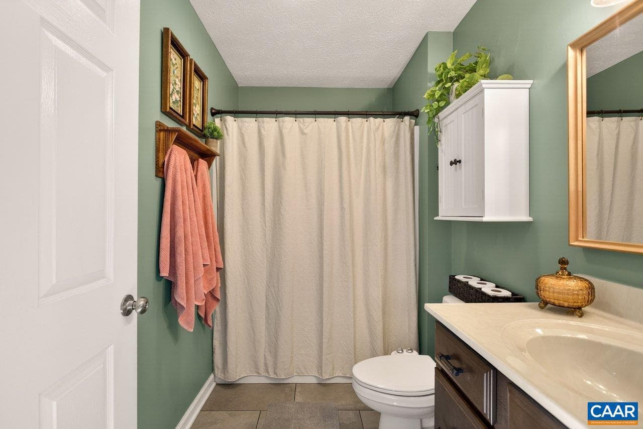 445 Kirby Ave photo 24
