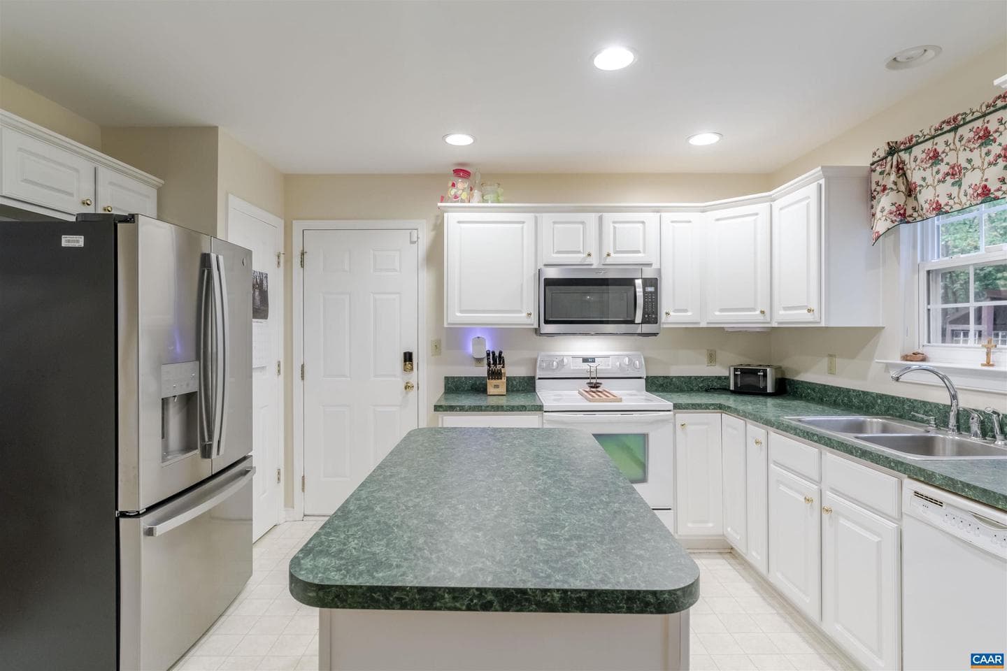 240 Oakmont Dr photo 10