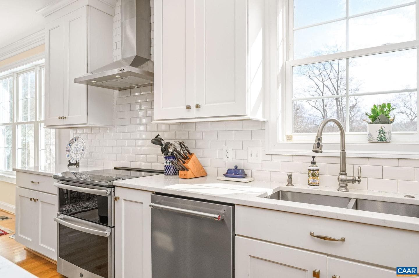 4063 Varick St photo 6