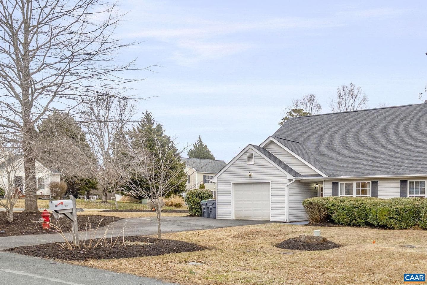 201 Buttercup Ln photo 3