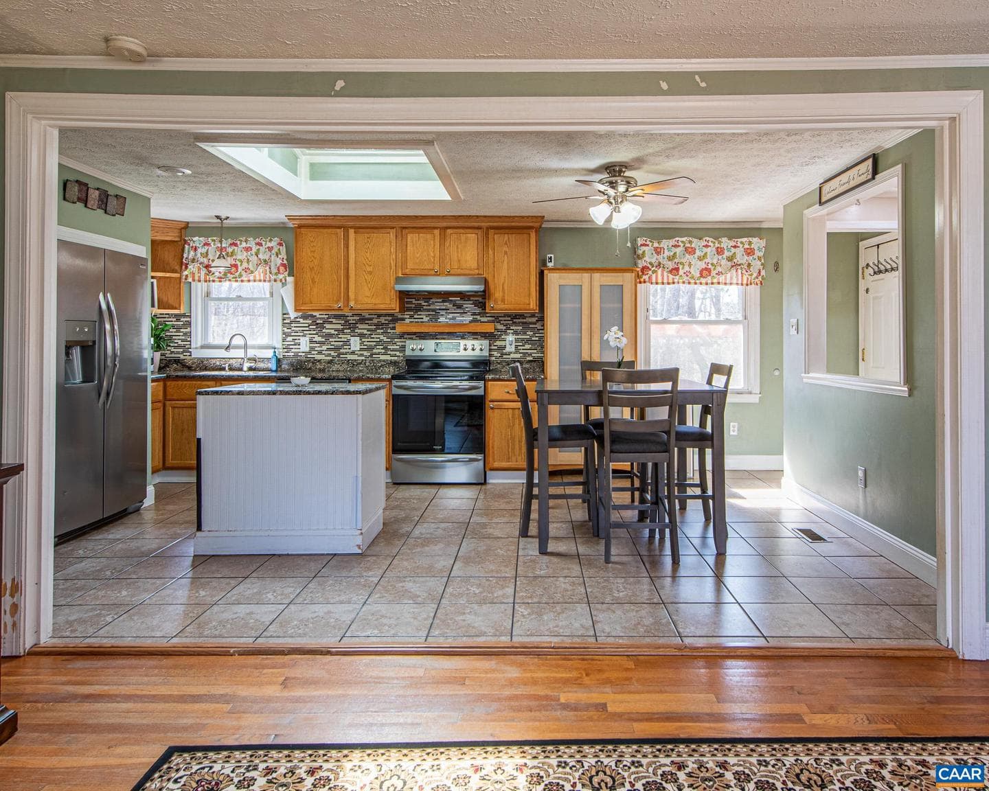 836 Toms Rd photo 4
