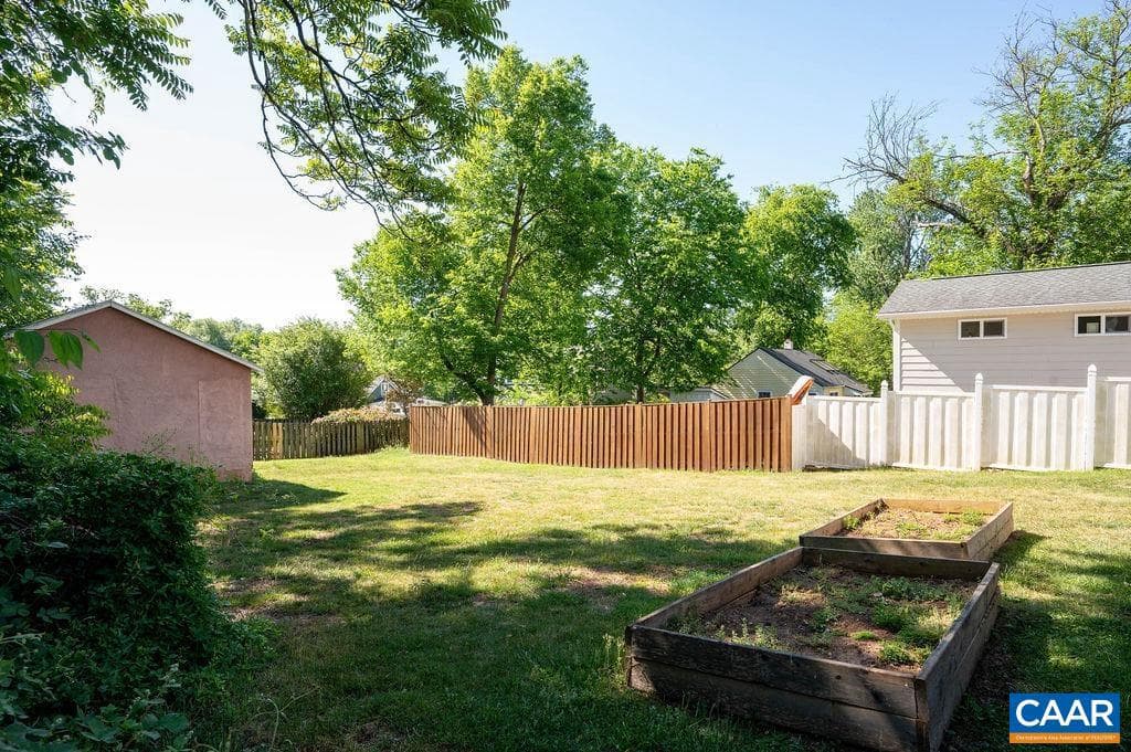 124 Goodman St photo 20