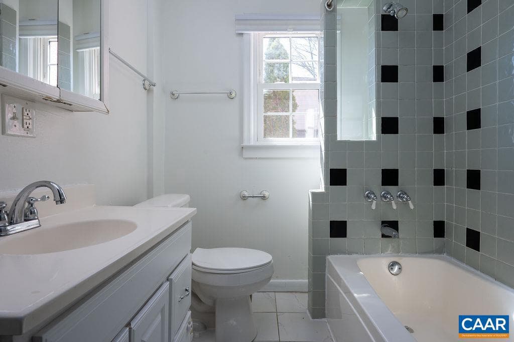 124 Goodman St photo 7
