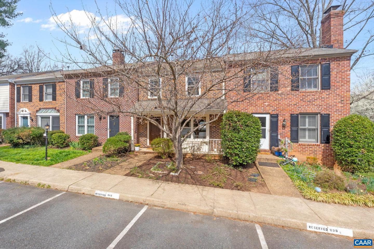 940 Huntwood Ln photo 2