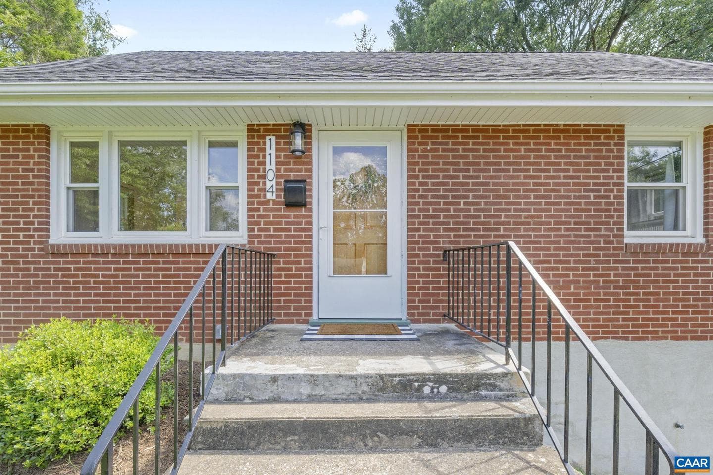 1104 Forest Hills Ave photo 3