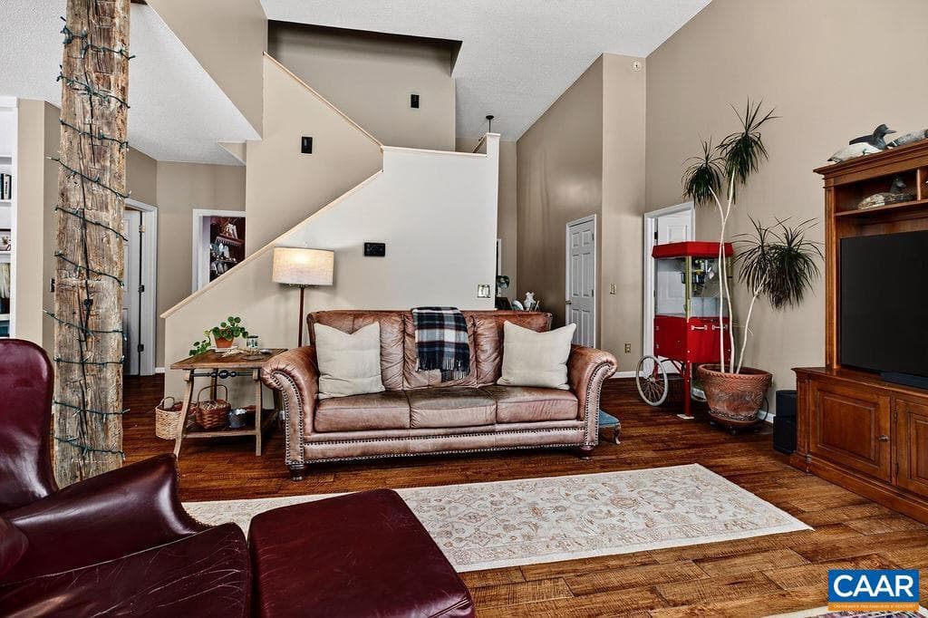 1296 Stoney Creek West photo 15