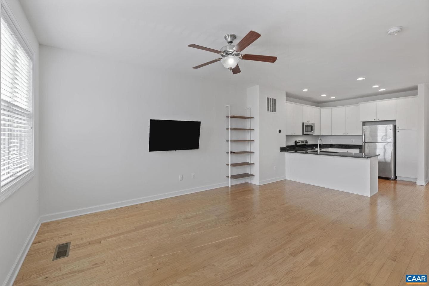 1429 Midland St photo 6