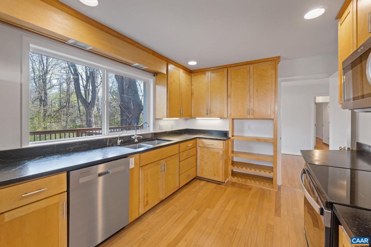 617 Davis Ave photo 6