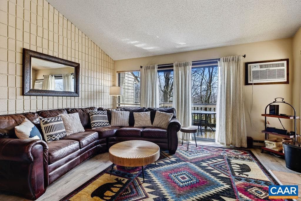 646 White Oak Condos photo 3