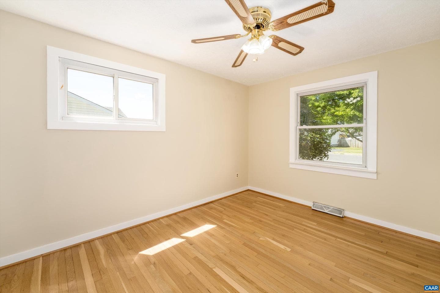 124 James Ave photo 24
