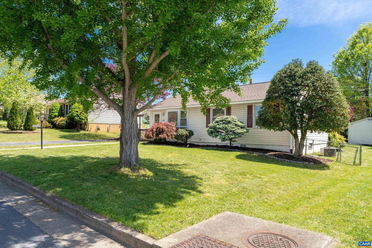 124 James Ave photo 3