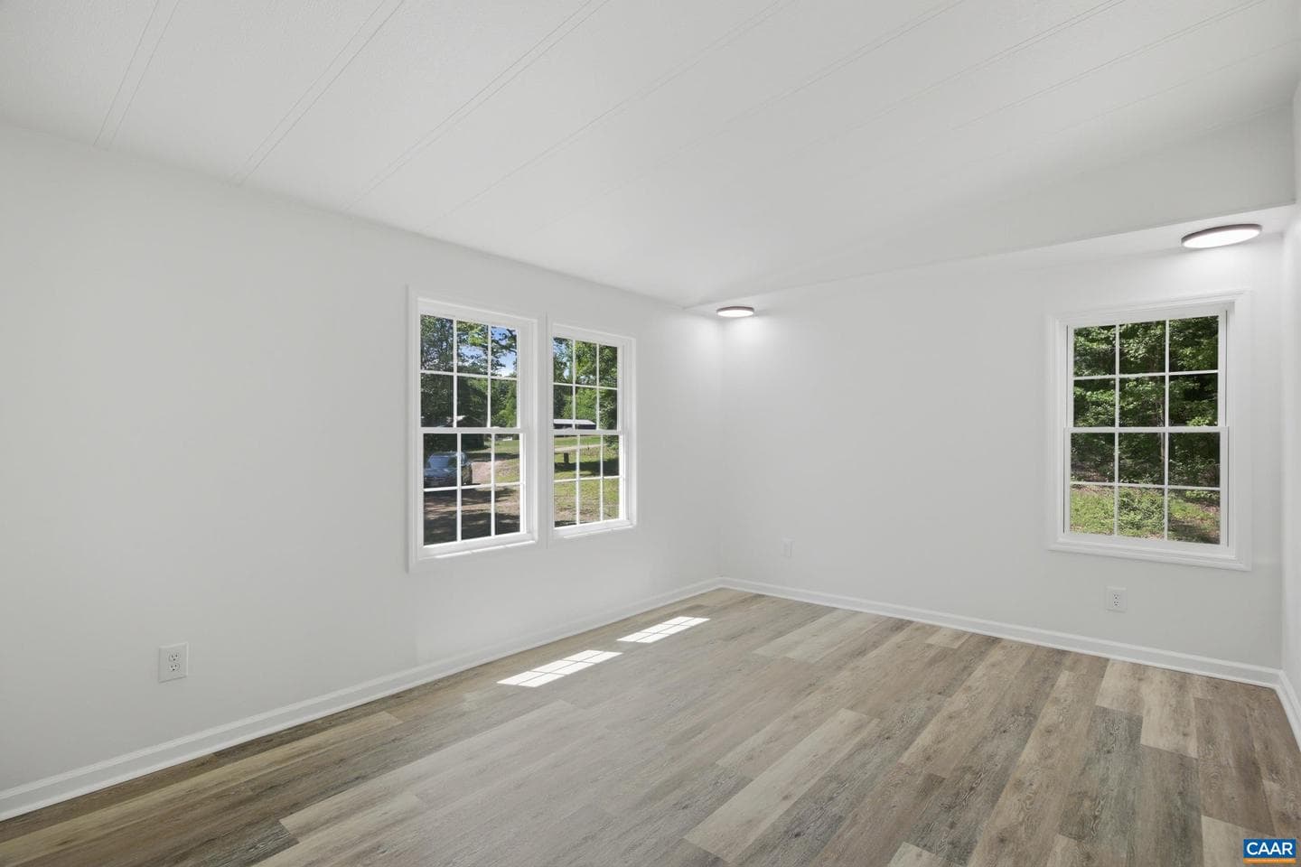 144 Alex Dr photo 15