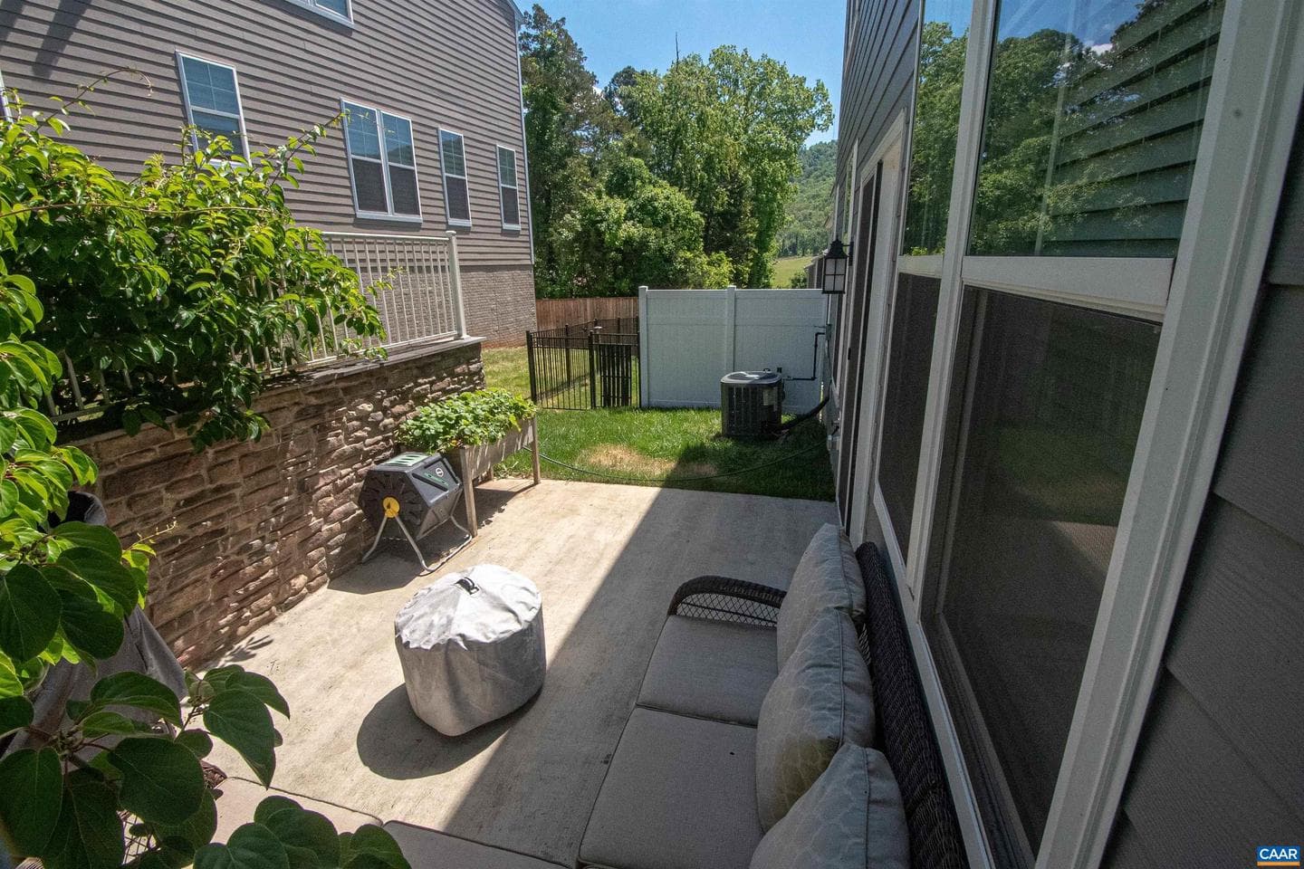3649 Moffat St photo 27