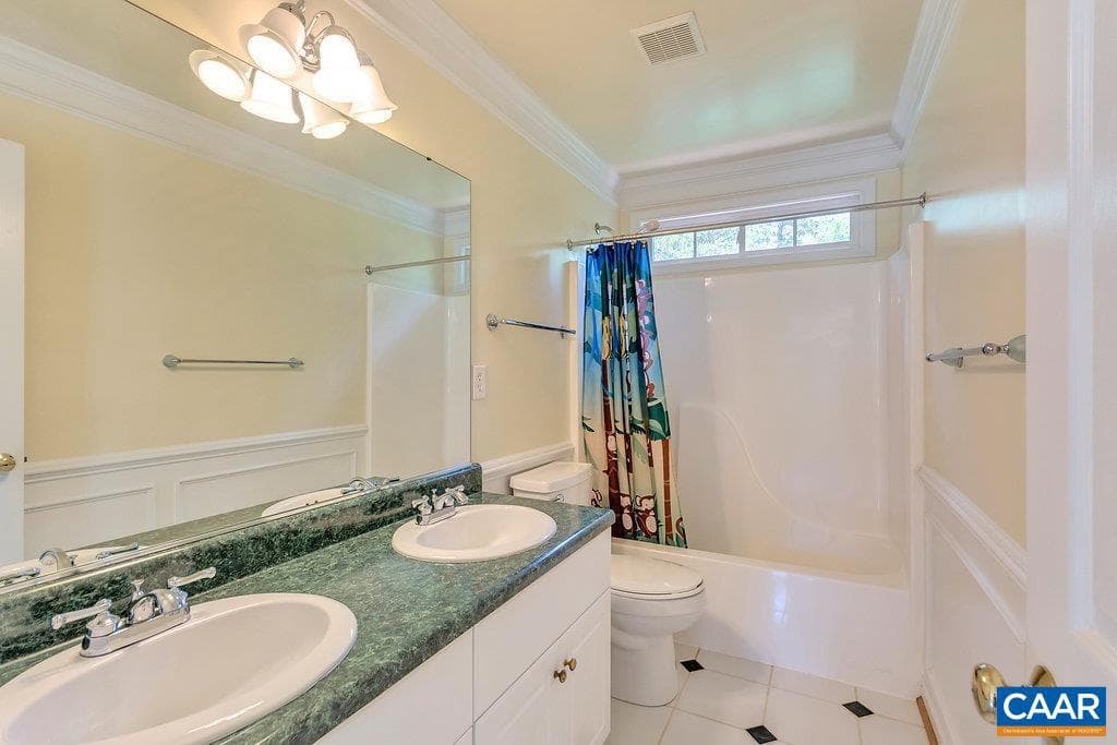 315 Pleasant Pl photo 11