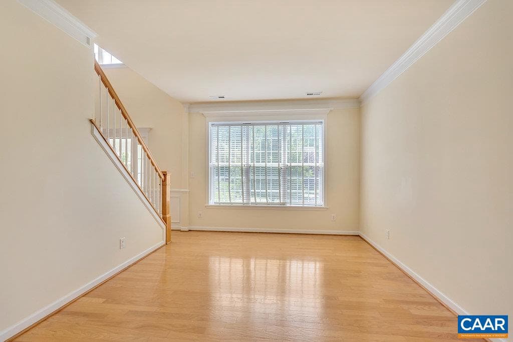 315 Pleasant Pl photo 3