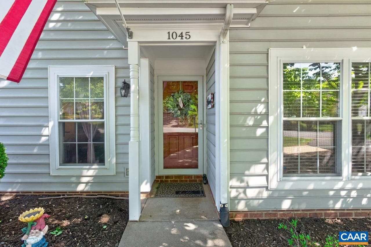 1045 Wintergreen Ln photo 3