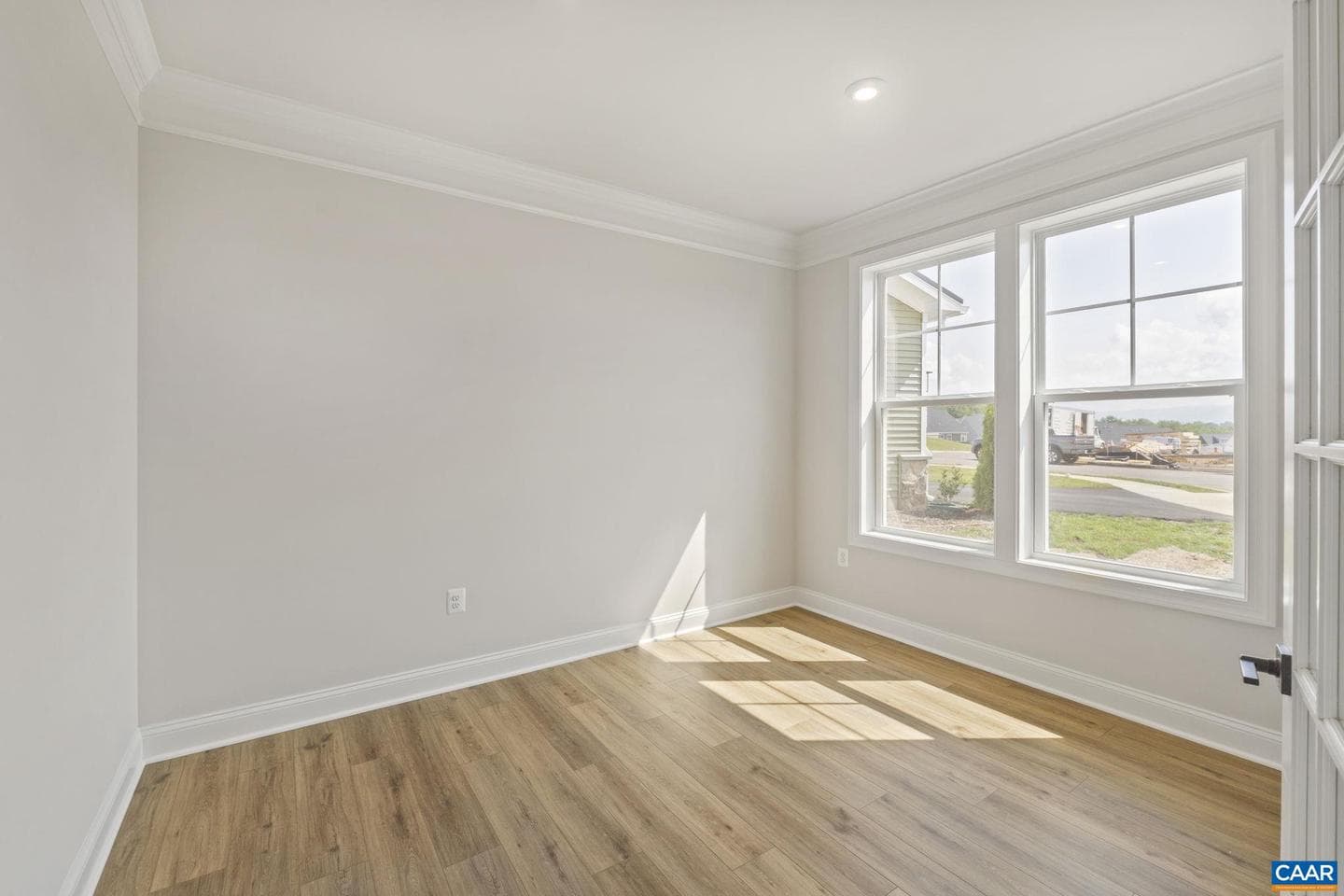 305 Sunbird Ln photo 9