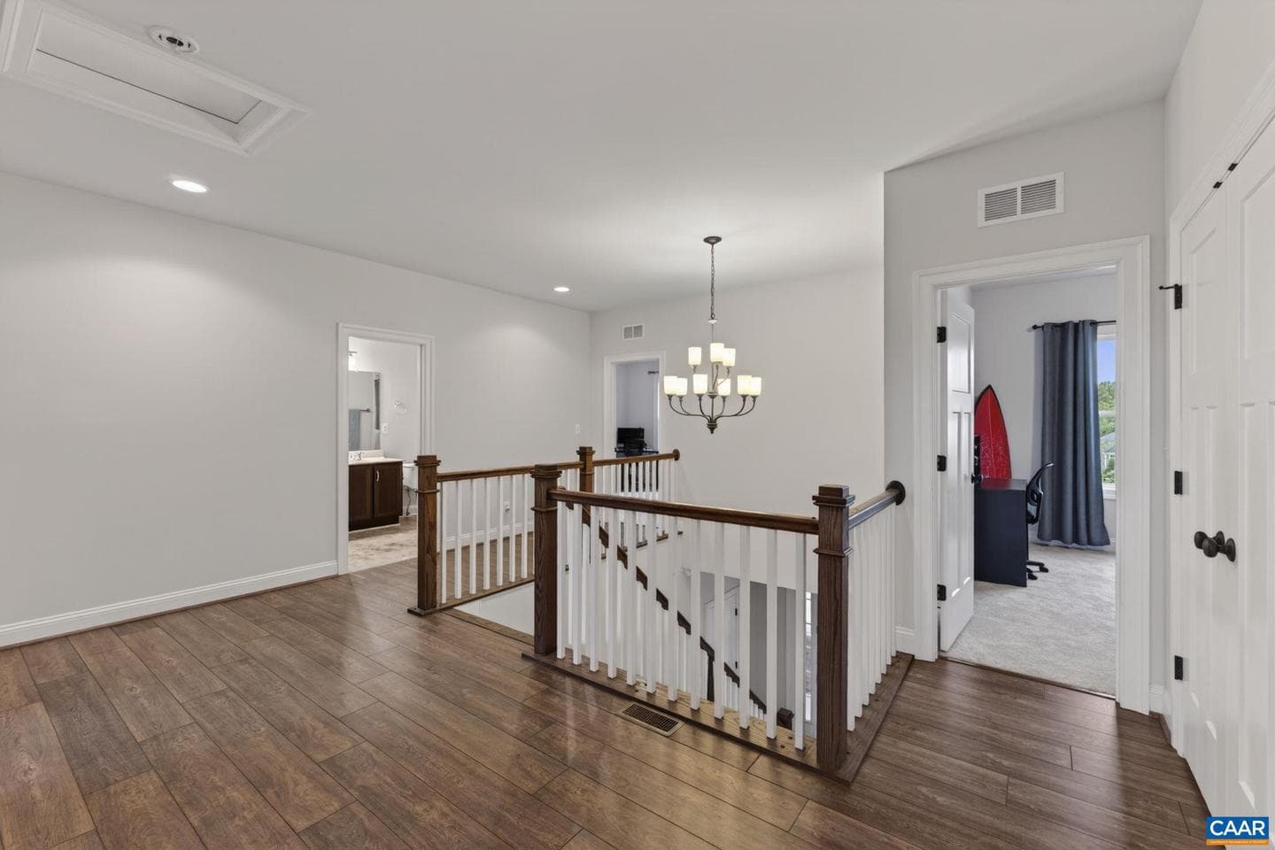 616 Bleeker St photo 29
