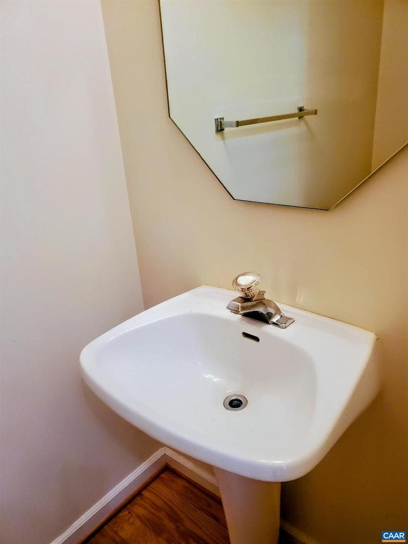 1408 Glenside Green photo 8
