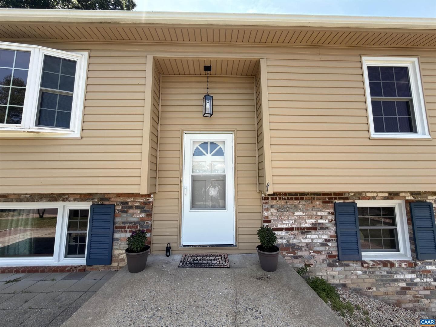 665 Gloria Pl photo 3