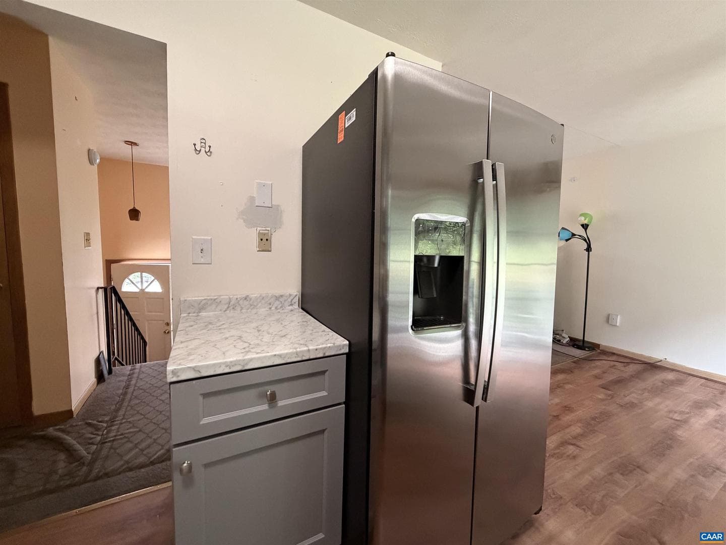 665 Gloria Pl photo 4