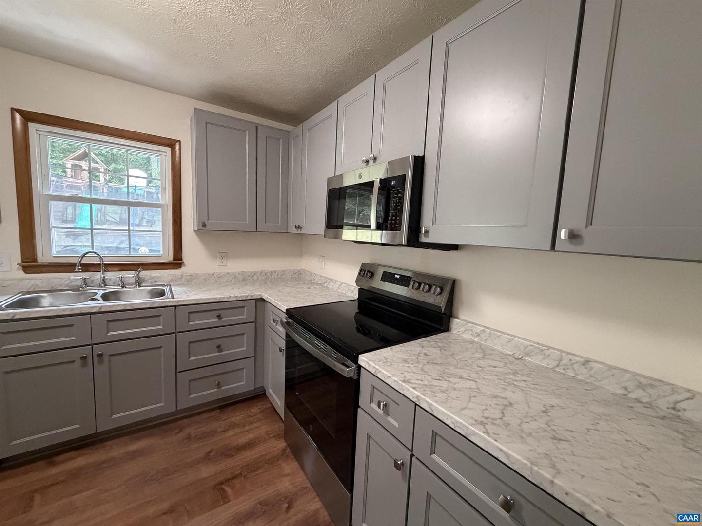 665 Gloria Pl photo 5