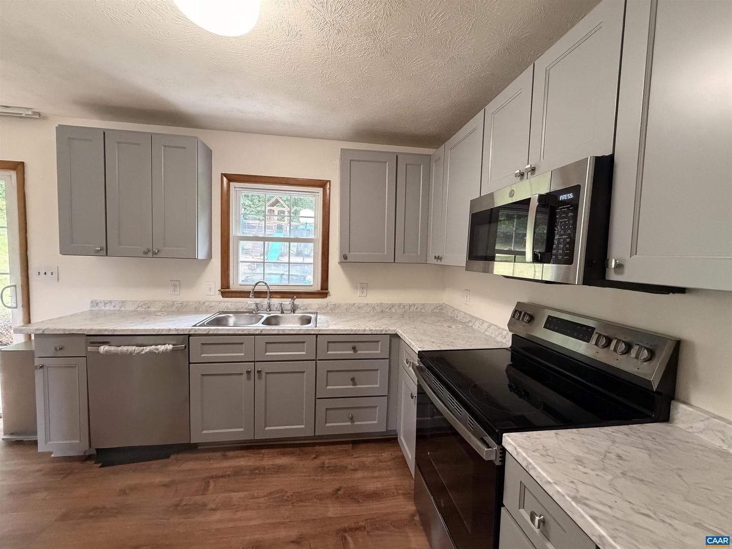 665 Gloria Pl photo 6