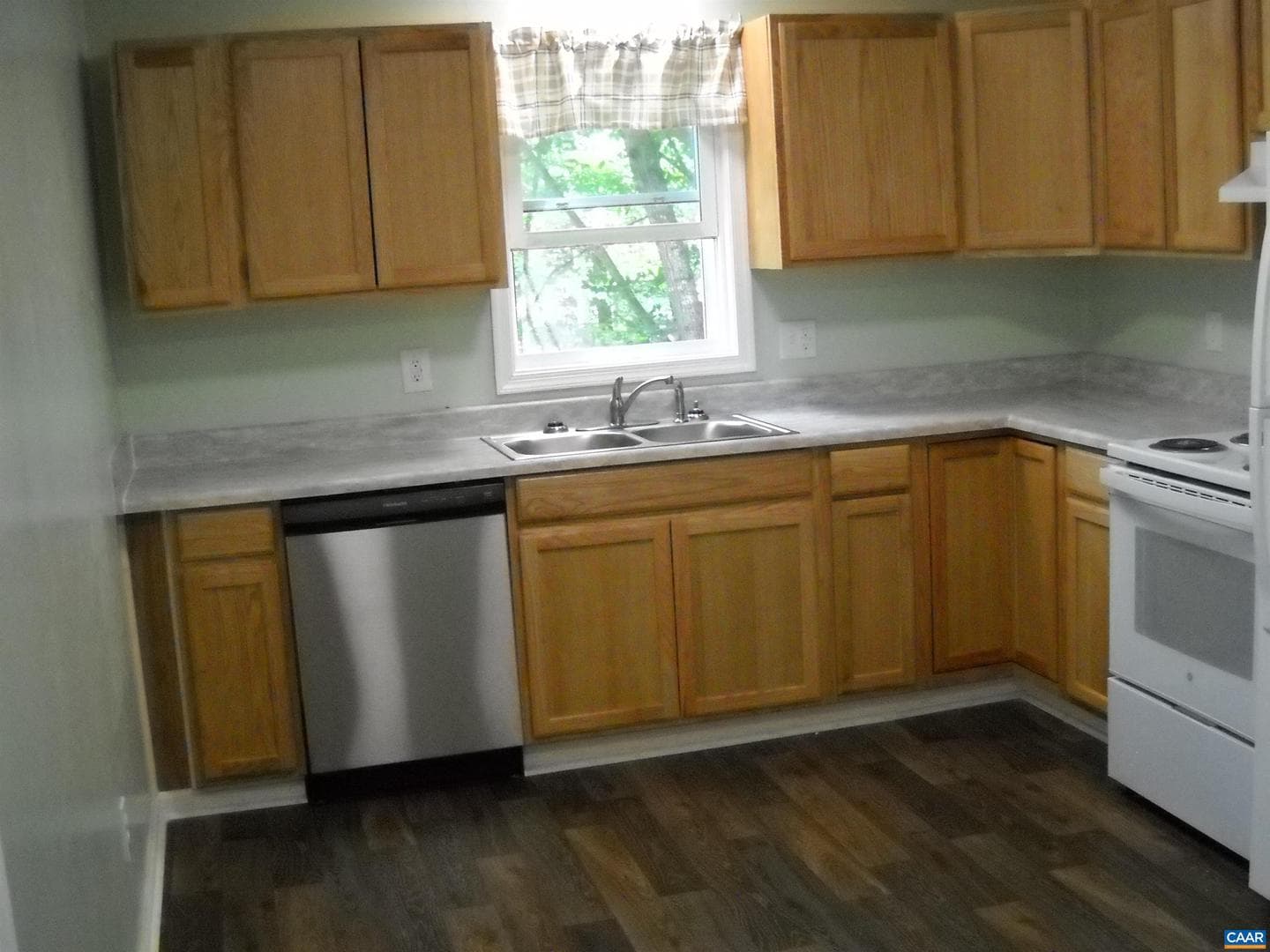 548 East River Rd photo 3