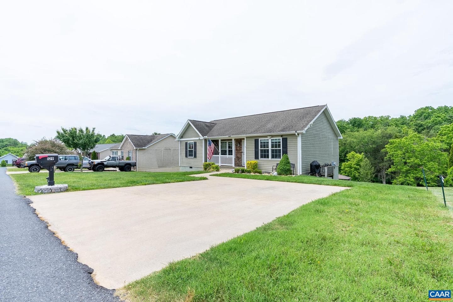 129 Thoroughbred Cir photo 3