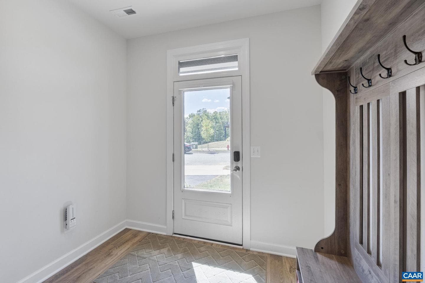 1810 Fowler St photo 4