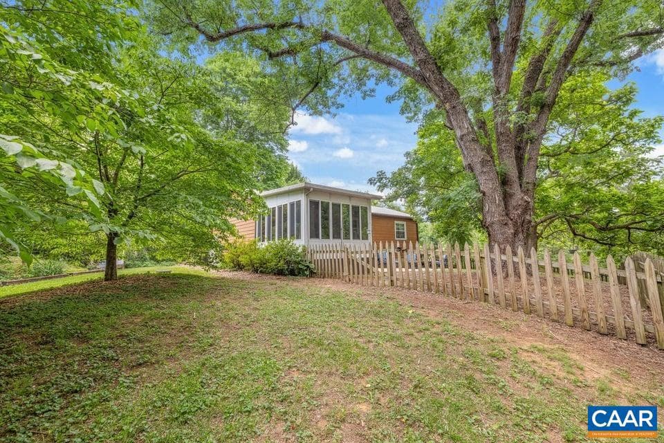 190 Hayman St photo 34