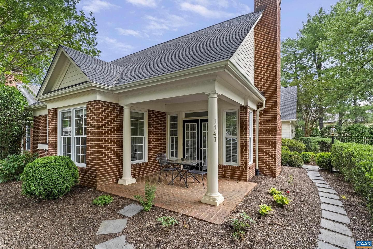 1147 Marion Dr photo 3
