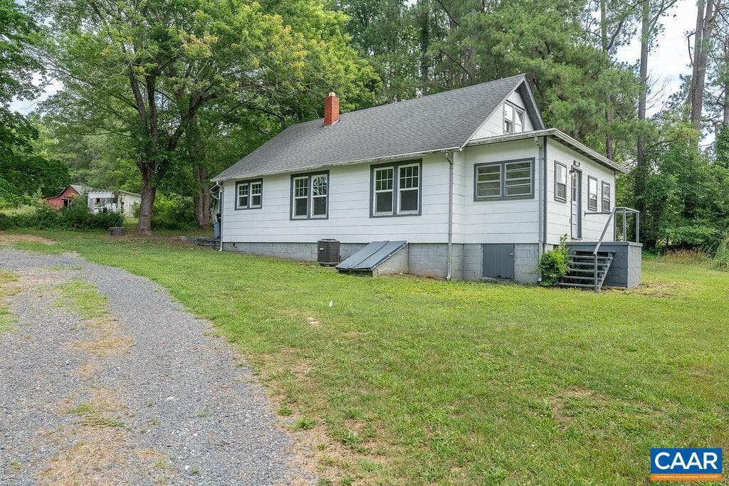 1893 W River Rd, Scottsville