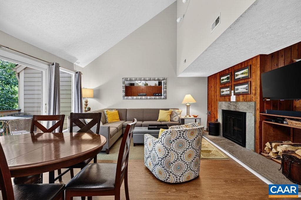 415 Three Ridges Condos photo 3