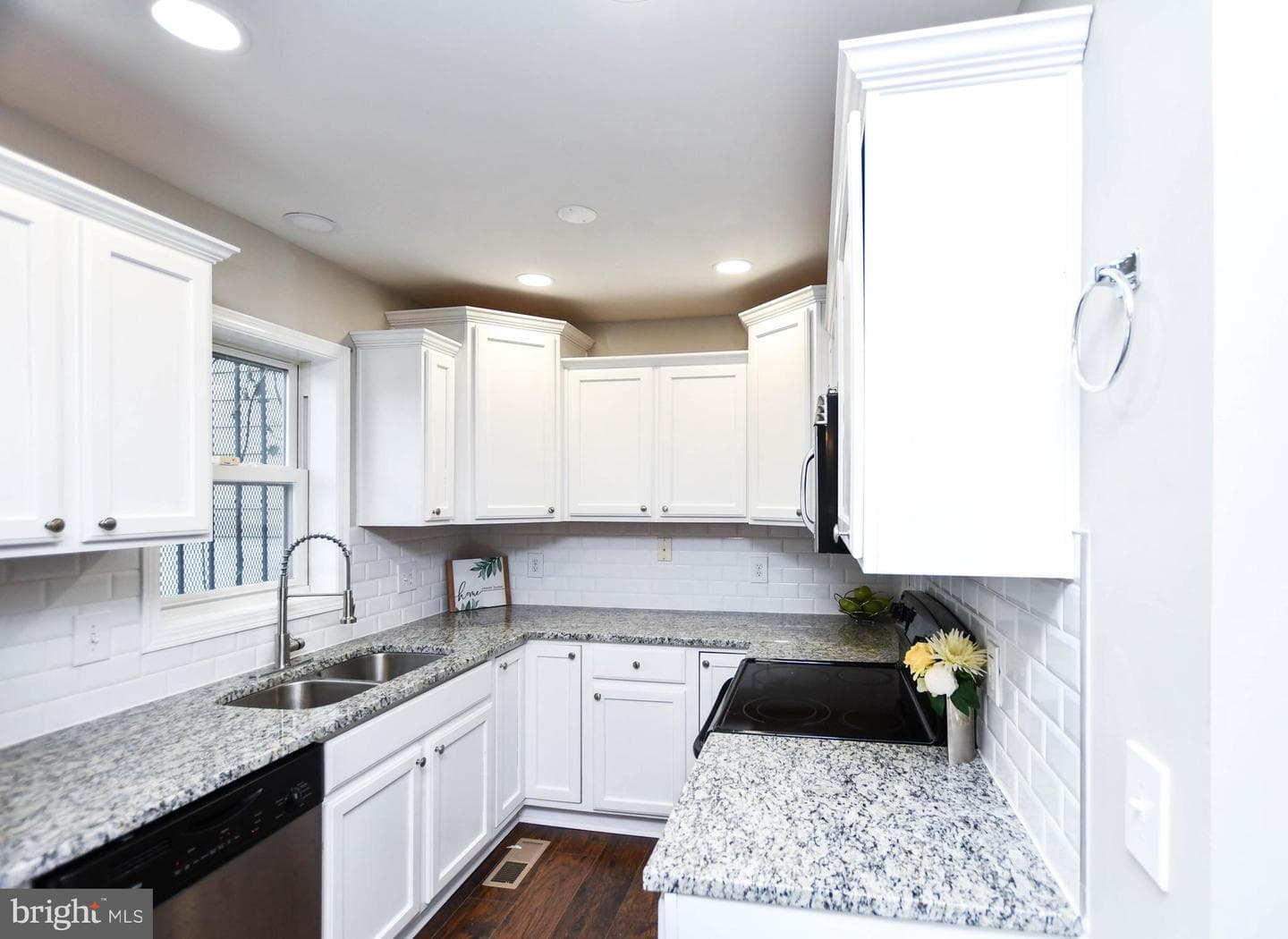 1145 Summit Street NE photo 12