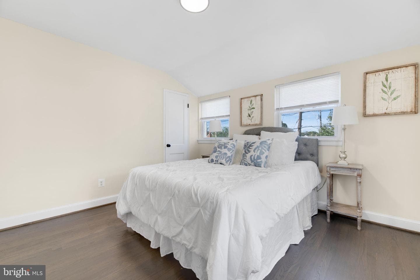 654 Chaplin Street SE photo 12