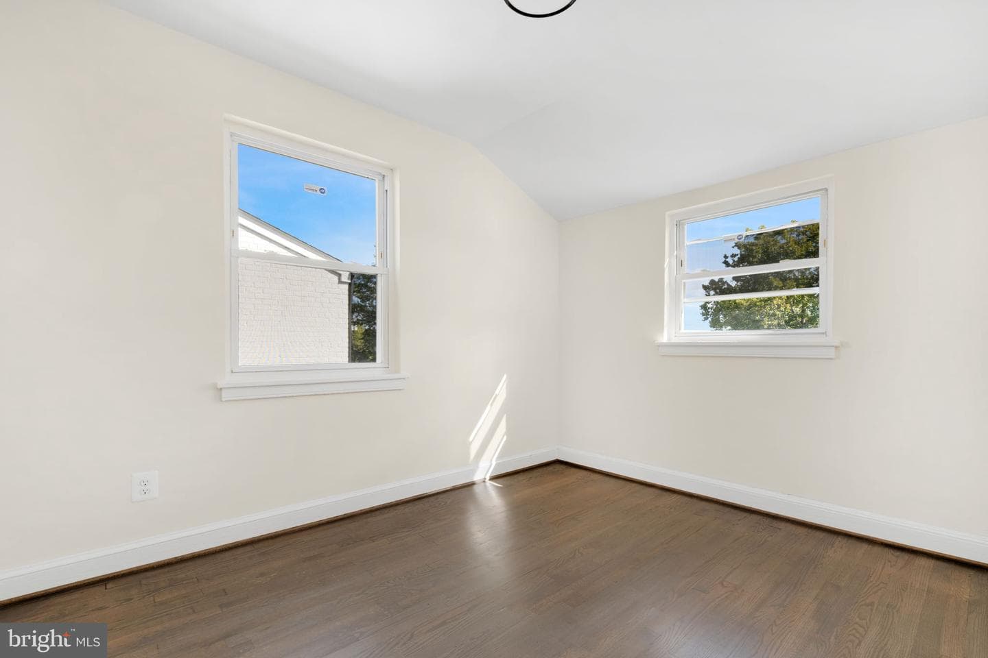 654 Chaplin Street SE photo 15