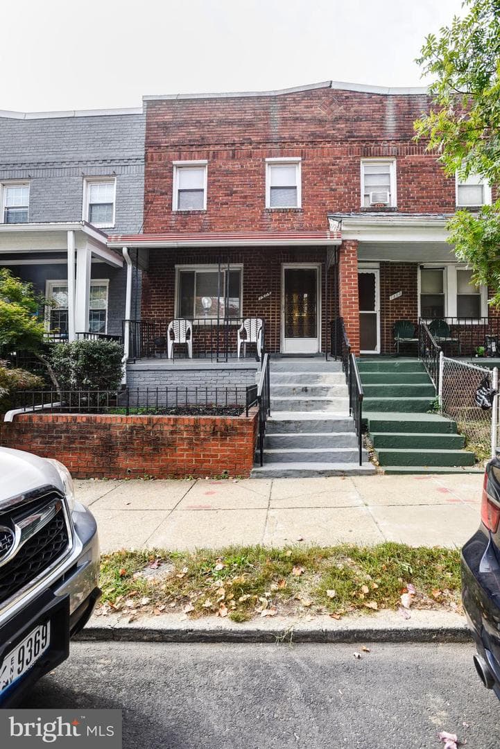 1505 Queen Street NE photo 2