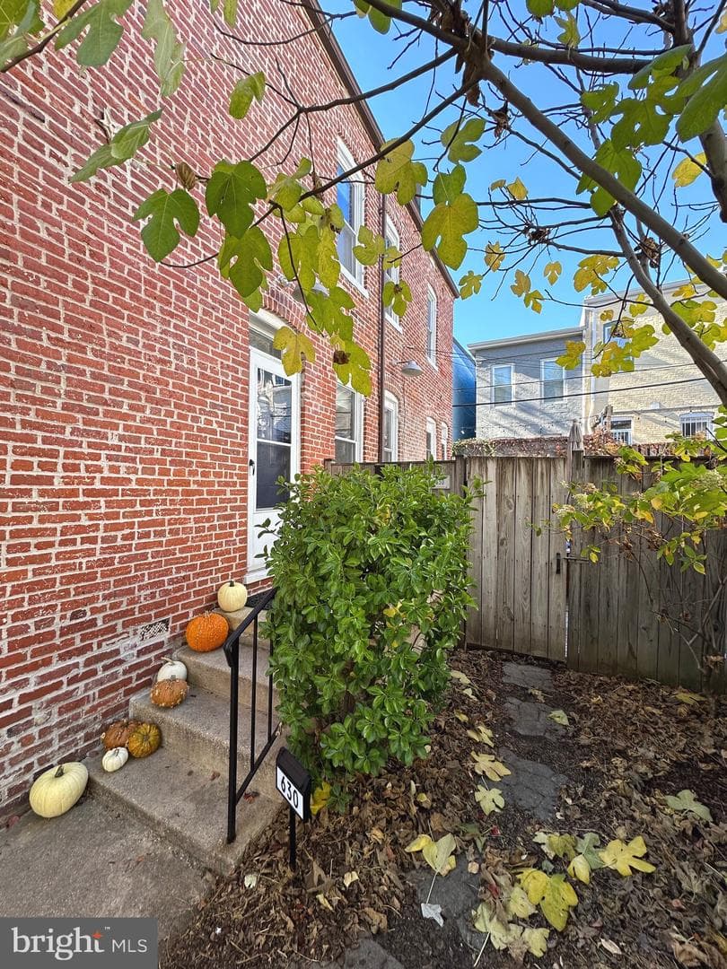 630 Pickford Place NE photo 2