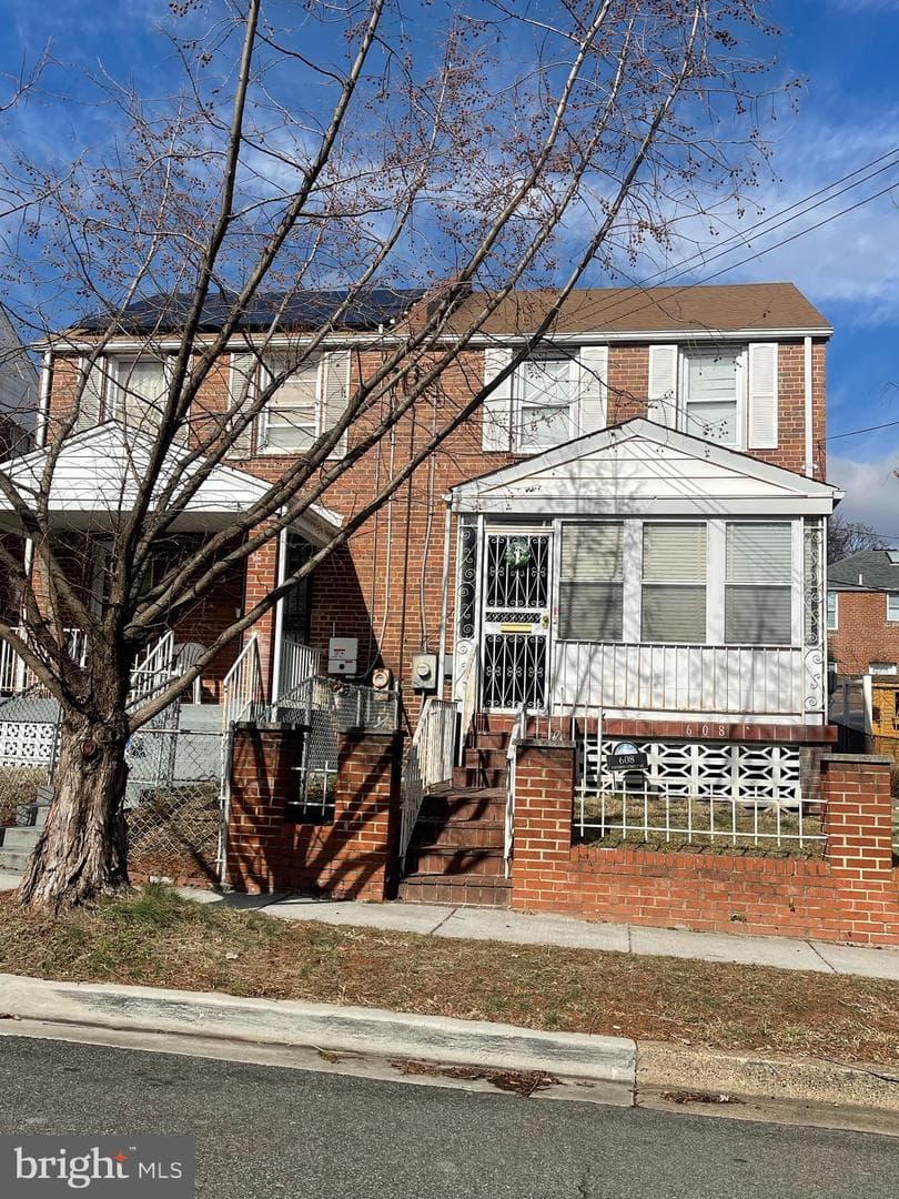 608 Emerson Street NE photo 2