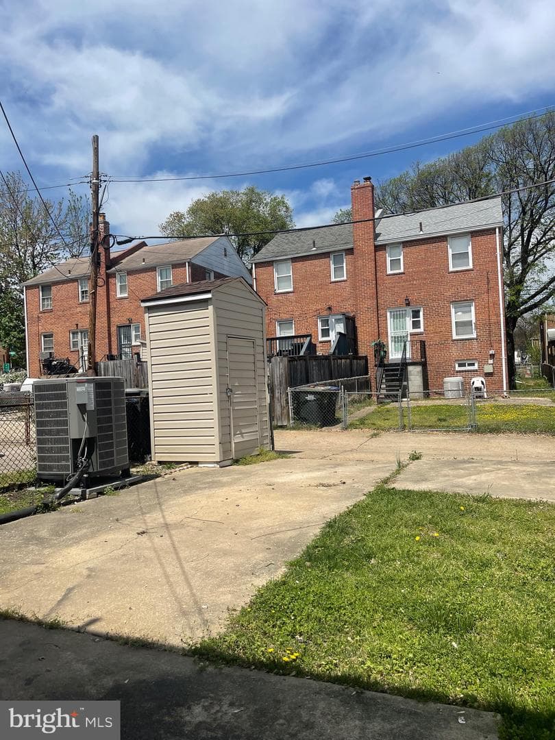 608 Emerson Street NE photo 27