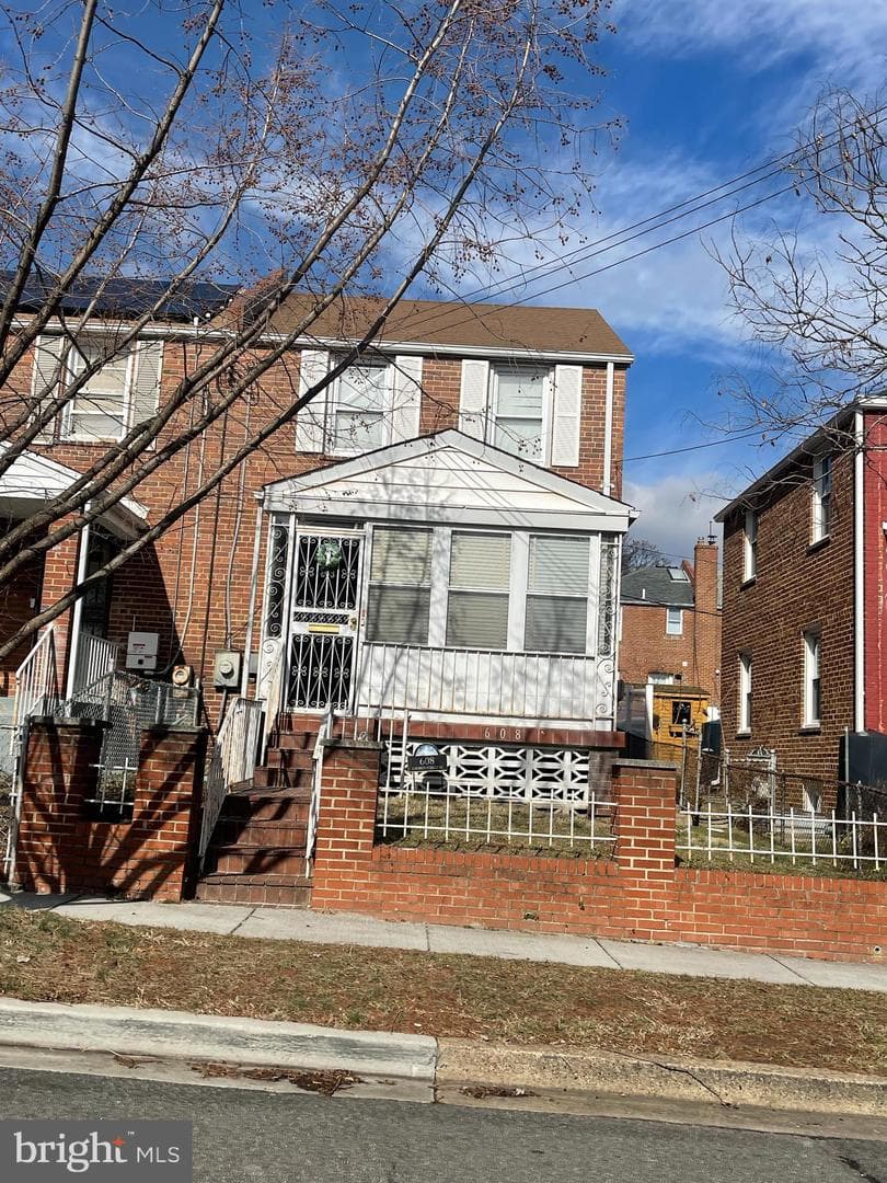 608 Emerson Street NE photo 3