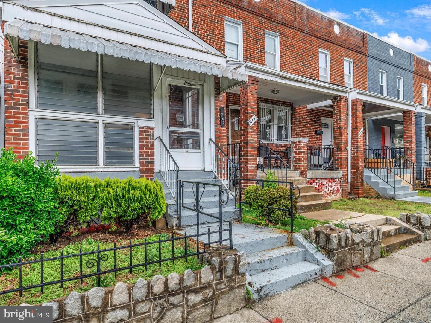 1742 Lyman Place NE photo 2