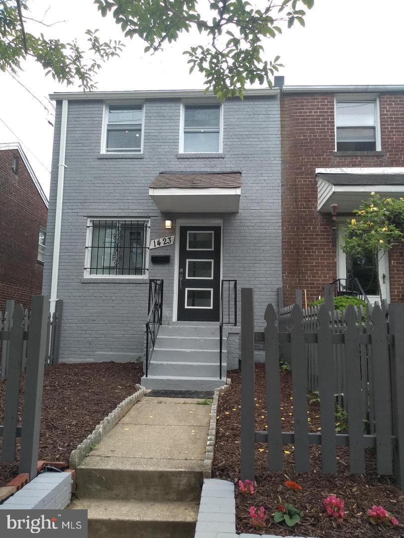 1423 Howard Road SE, Washington