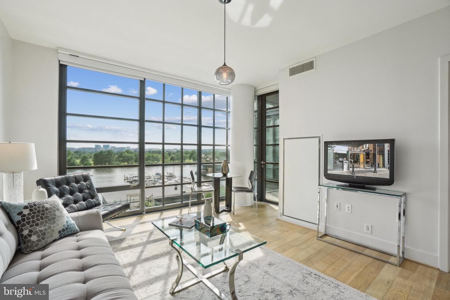 45 Sutton Square SW #602 photo 2